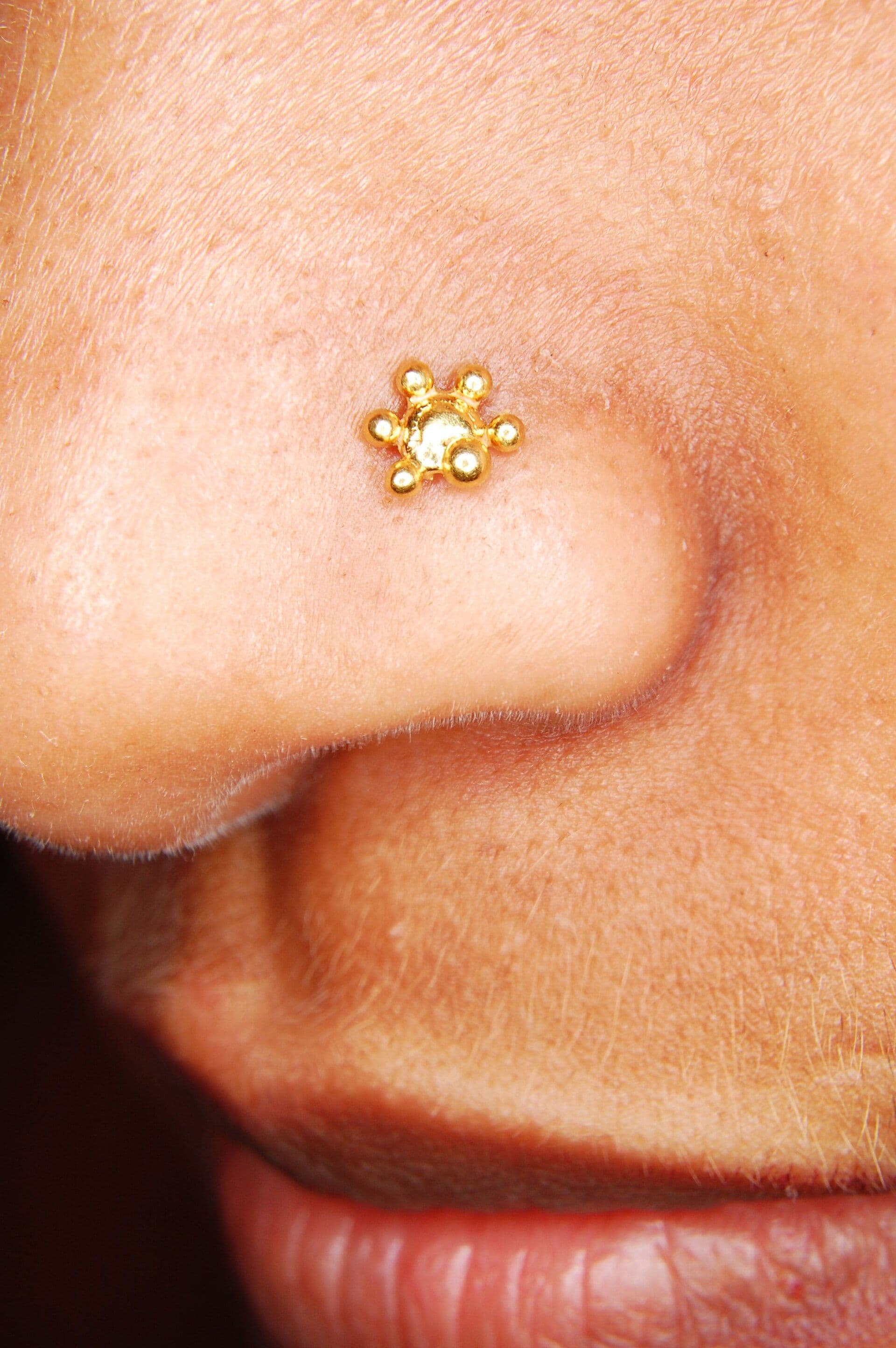 Neuspiercing met gouden steker
