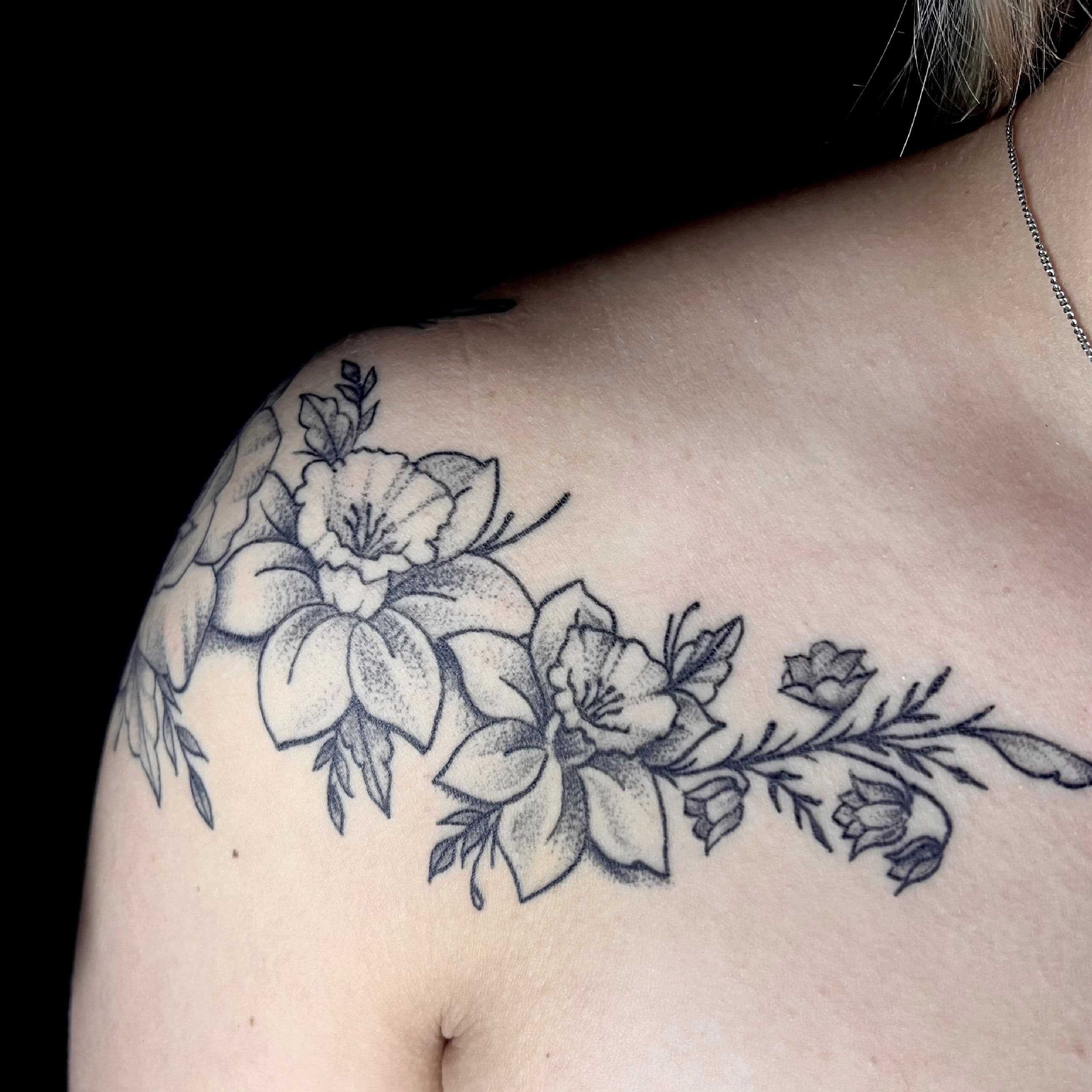 Fijne bloemen op de schouder, fine line