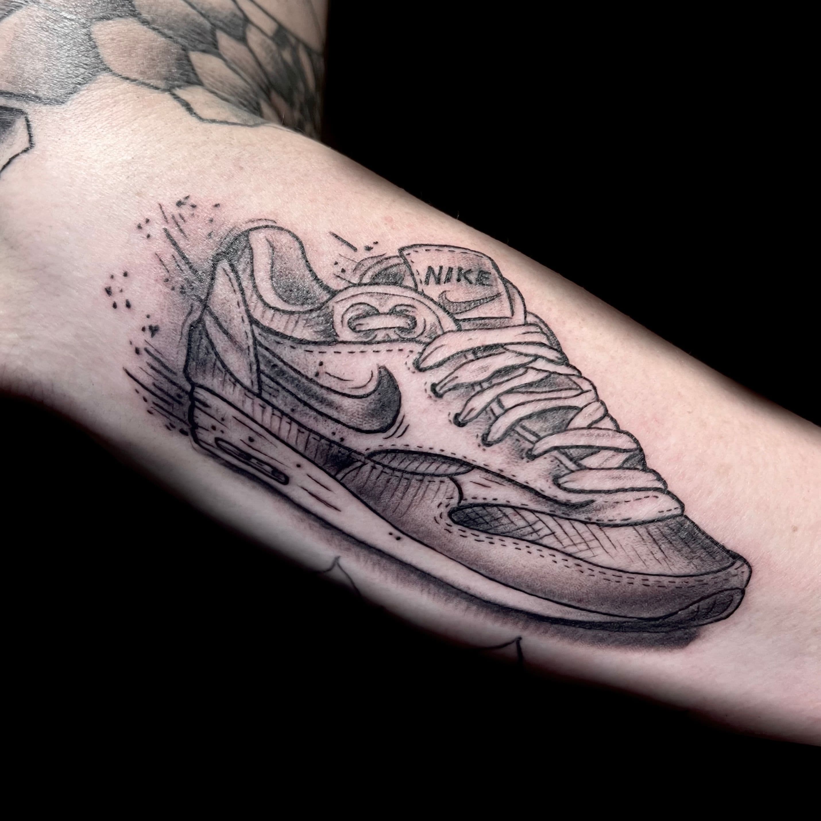 Sneaker in fijnlijnige, illustratieve stijl