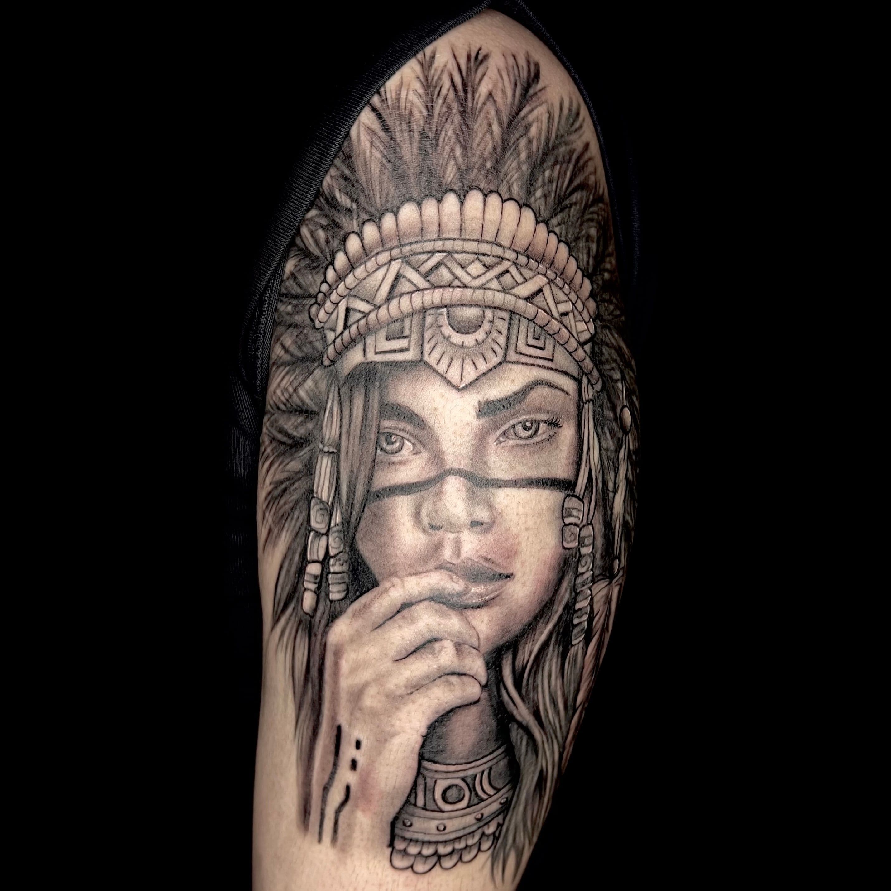 Portret van een vrouw met hoofdtooi, black & grey