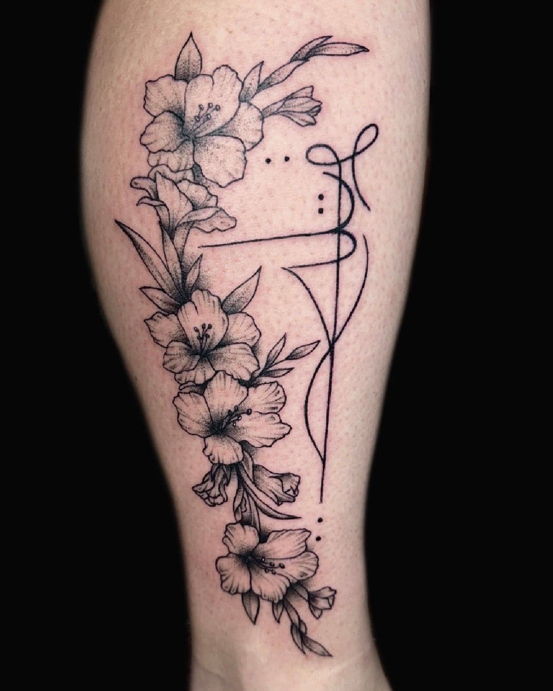 Fijnlijnige bloemen en linework op het been