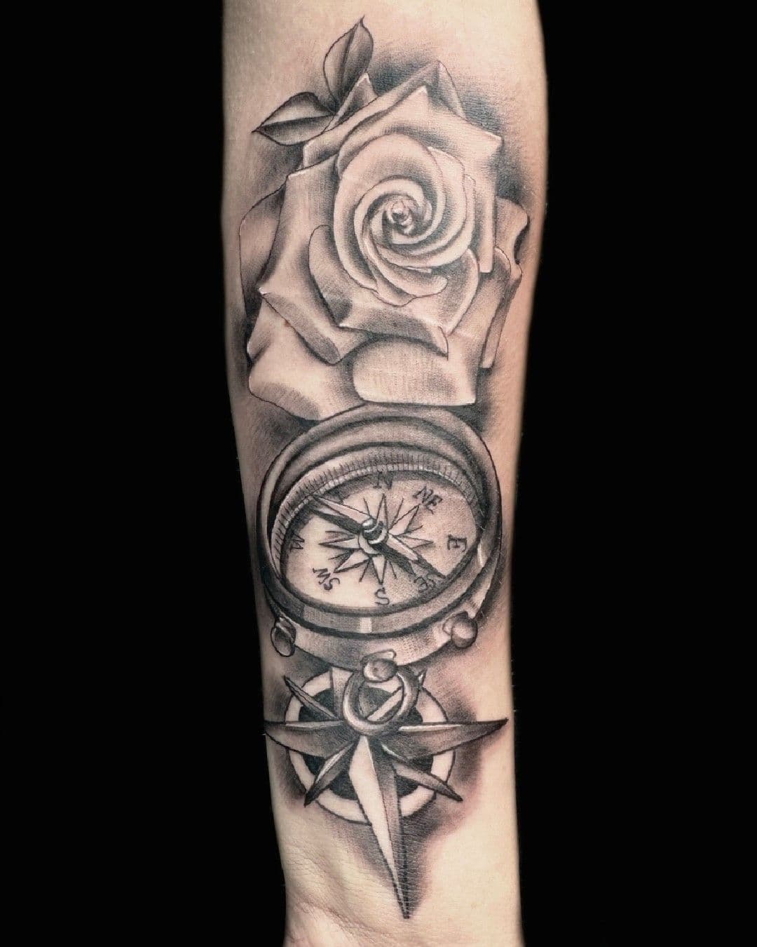 Roos en kompas in black & grey realisme